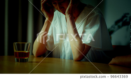 中年婦女在家垂頭喪氣，中年男子安慰他 96643369