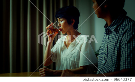 中年婦女在家垂頭喪氣，中年男子安慰他 96643377