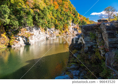 《Saitama Prefecture》Autumn Nagatoro・Autumn leaves rock pavement 96643520