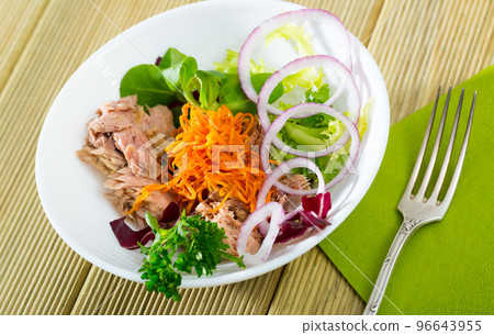 Salad with carrots, canned tuna, onion 96643955