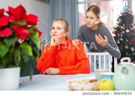 Daughter consoles mother 96644034