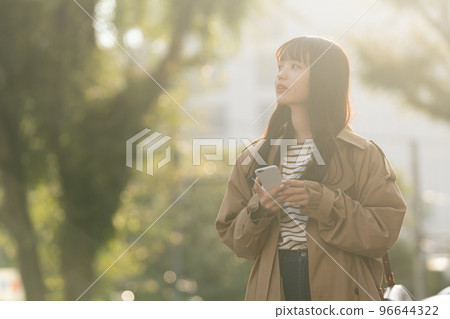 操作智能手機的一個少婦戶外 96644322