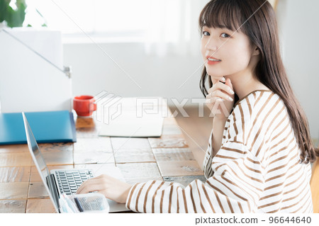 Portrait of a woman operating a computer 96644640