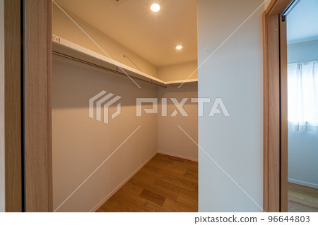 新建築步入式衣櫥的形象 96644803