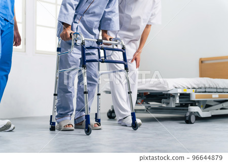 患者和護理人員使用助行器進行康復 患者和護理人員使用助行器進行康復 96644879