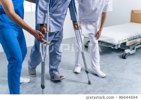 患者和護理人員使用拐杖進行康復 96644884