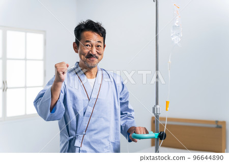 一名穿著檢查服的病人擺出膽量姿勢，一名住院病人 96644890