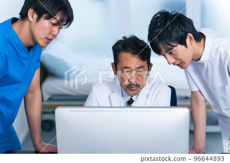 一群醫務人員在開會時看著電腦 96644893