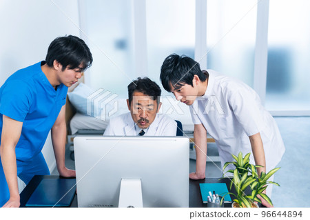 一群醫務人員在開會時看著電腦 96644894