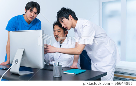 一群醫務人員在開會時看著電腦 一群醫務人員在開會時看著電腦 96644895