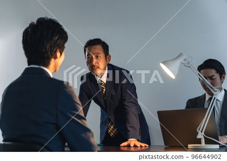 審問偵探和嫌疑人 偵探劇 逼供 誣告 96644902