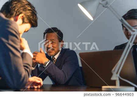 審訊偵探和嫌疑人偵探劇 96644903