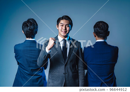 商人在他的老闆和他的下屬之間擺出一個膽量的姿勢經理形象 96644912