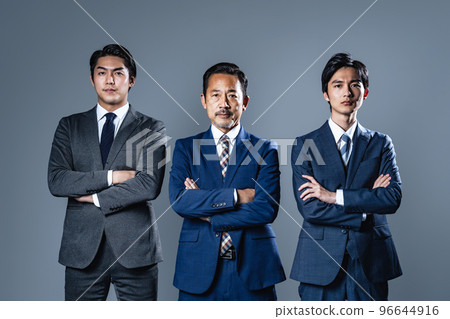各代商人交叉雙臂排成一列 96644916
