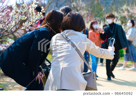 【大阪府】3月來大阪城公園賞梅的遊客 【大阪府】3月來大阪城公園賞梅的遊客 96645092