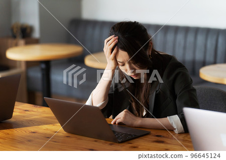 疲倦的人在辦公室工作 96645124