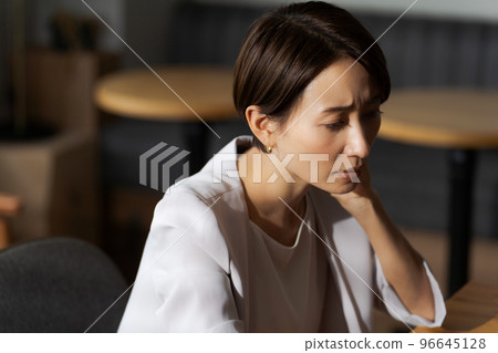 在辦公室工作的疲倦的人 96645128