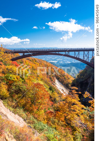 “福島縣”不動澤大橋和紅葉谷的紅葉 “福島縣”不動澤大橋和紅葉谷的紅葉 96645649