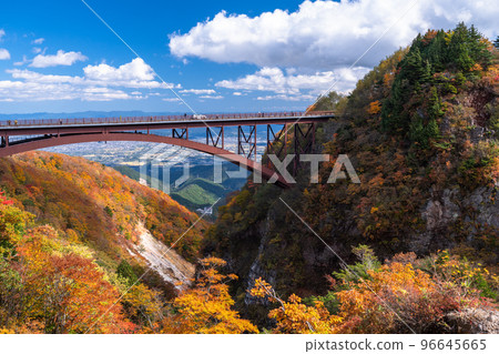 "Fukushima Prefecture" Autumn leaves of Fudosawa Bridge and Tsubakuro Valley 96645665
