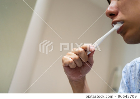 Toothbrushing for men in their 40s 96645709