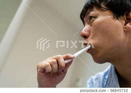 40多歲男人刷牙 96645710