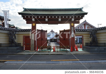 "Sanmon" at Myokokuji Temple (4-1-4 Higashi, Saiki-ku, Sakai-ku, Osaka) 96646036