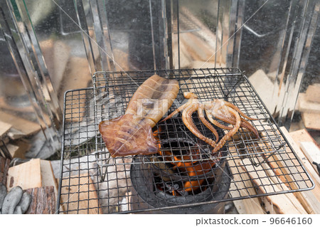 [在中津川河床上露營，用餘燼烤魷魚] 96646160