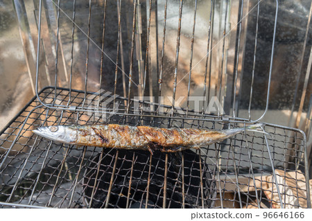 [Car camping on the riverbed of Nakatsu River, salt-grilled raw saury using embers] 96646166