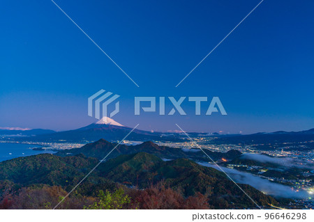 (靜岡縣)黎明前從伊豆山脈飄浮在城市燈光中的富士山 (靜岡縣)黎明前從伊豆山脈飄浮在城市燈光中的富士山 96646298