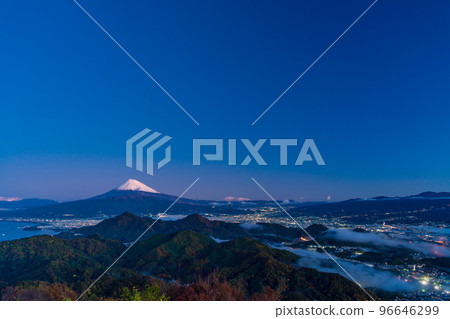 (靜岡縣)黎明前從伊豆山脈飄浮在城市燈光中的富士山 (靜岡縣)黎明前從伊豆山脈飄浮在城市燈光中的富士山 96646299