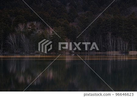 深秋的翁內托湖 96646623