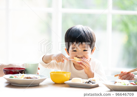 Also in the main visual! Close-up of a cute toddler eating rice hard 96646709