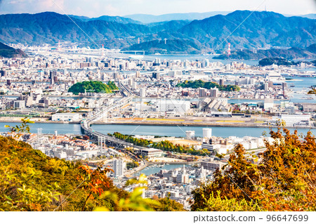 以廣島高速公路3號線和廣島南道為中心的周邊城市景觀。從太田川排水道可以看到廣島大橋。 96647699