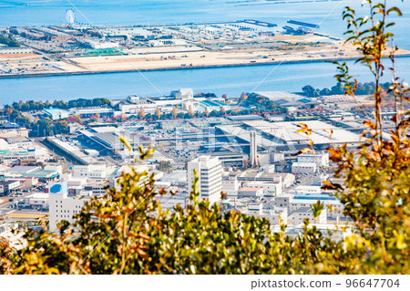 I photographed the area around Hiroshima Central Market and the redevelopment area on the site of Kannoncho Airport. You can see the Ferris wheel of Kannon Marina in the upper part I photographed the area around Hiroshima Central Market and the redevelopment area on the site of Kannoncho Airport. You can see the Ferris wheel of Kannon Marina in the upper part 96647704