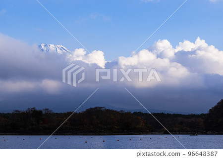 Mount Fuji emerging from the clouds 96648387