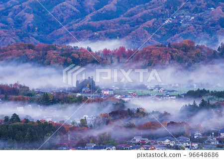 A sea of clouds on an autumn morning 96648686