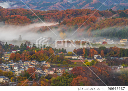 A sea of clouds on an autumn morning 96648687