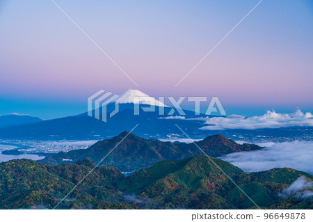 【靜岡縣】黎明時分漂浮在沼津阿爾卑斯雲海中的富士山 96649878