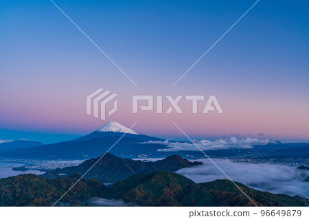 (靜岡縣)富士山漂浮在伊豆黎明山脈的雲海中 (靜岡縣)富士山漂浮在伊豆黎明山脈的雲海中 96649879