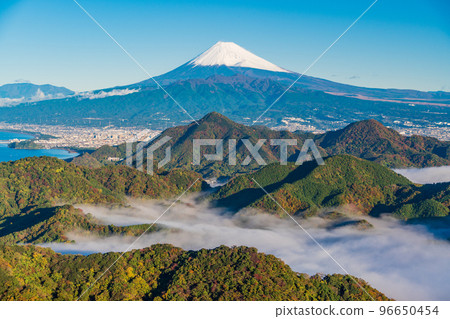 [Shizuoka Prefecture] Mt. Fuji beyond the sea of clouds of the Numazu Alps in late autumn 96650454