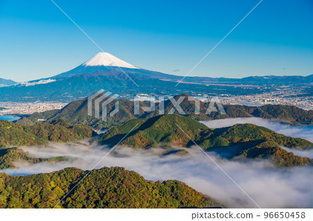 (Shizuoka Prefecture) Mt. Fuji beyond the sea of clouds of the Numazu Alps in late autumn 96650458