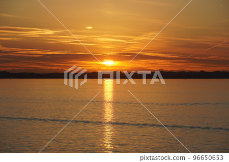 The setting sun and the sea in early winter The setting sun and the sea in early winter 96650653