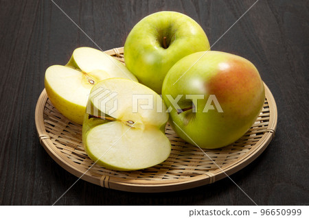 Green apple, Gunma full moon Green apple, Gunma full moon 96650999