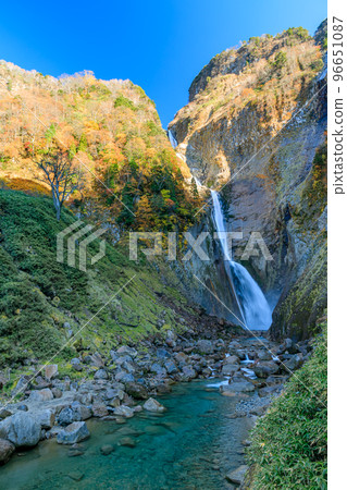 秋季富山縣立山町的 Shomyo 瀑布 96651087