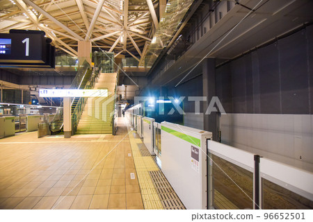 高輪門戶站在晚上 96652501