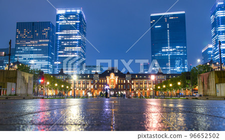 從正面看東京站的夜景 96652502