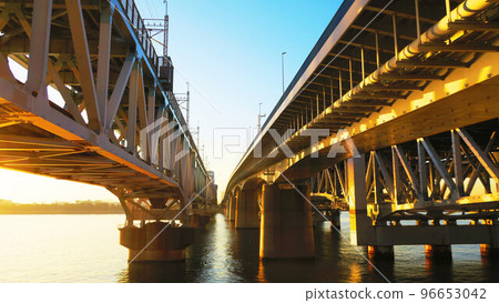 東京都江戶川區江東區新木場與臨海町之間橫跨荒川的荒川灣岸大橋的黃昏景色 96653042