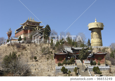中國雲南香格里拉太和寺巨大的金色轉經筒 96653249