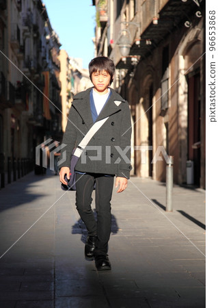 Boy walking down old alley in Barcelona Gothic Quarter 96653868