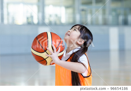 kid playing basketball 96654186